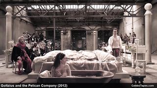 Актер целует голую Халину Рейн перед зрителями в фильме «Гольциус и Пеликанья компания»