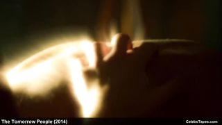 Алекса Вега в белье и романтической сцене секса в сериале «Люди будущего»