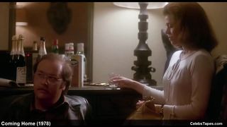 Джейн Фонда и Пенелопа Милфорд в секс сценах из фильма «Возвращение домой»