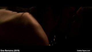 Лесбийская сцена с Ванессой Ли и Брианной Хеллер в ужастике «Остался я один»