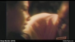 Джессика Паркер Кеннеди и Кэти Аселтон в эротической секс сцене из комедии «Глубокое убийство»