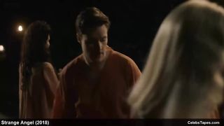 Голые Амара Сарагоса и Белла Хиткот на секс оргии в сериале «Странный ангел»