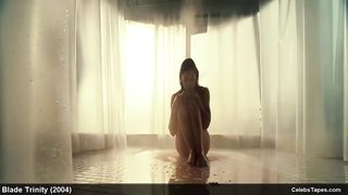 Голая Джессика Бил принимает душ в боевике «Блэйд: Троица»