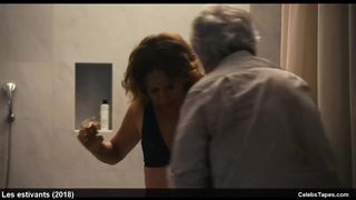 Валерия Голино в черном белье сиди в ванной в комедии «Летний дом»