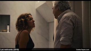 Валерия Голино в черном белье сиди в ванной в комедии «Летний дом»