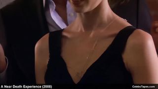 Эми Акер в красивом черном белье в сцене из фильма «Голоса»