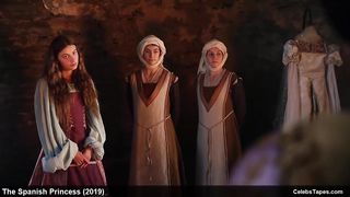 Шарлотта Хоуп раздевается в откровенной сцене из сериала «Испанская принцесса»