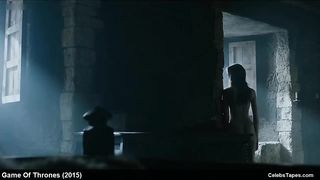 Шарлотта Хоуп раздевается в откровенной сцене из сериала «Испанская принцесса»