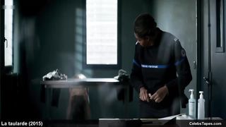 Голая Софи Марсо в откровенной сцене из драмы «Тюремные пташки»