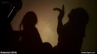 Голые титьки в постельных сценах с Эмили Мена и Кьюби Арбогаст в ужастике «Гнилохвост»