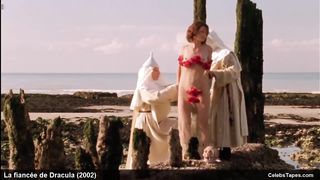 Голые тела Сандрин Токе и Магали Агуадо в ужастике «Невеста Дракулы»