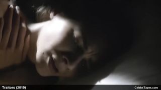 Эмма Эпплтон получает оргазм от ебли в сериале «Предатели»