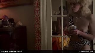 Эротические моменты с полуголыми Лори Сингер и Памела Грей в фильме «Умопомрачение»