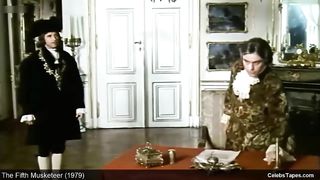 Обнаженные Урсула Андресс и Сильвия Кристель в горячих сценах из фильма «Пятый мушкетер»