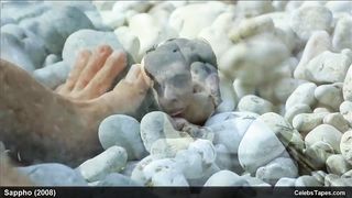Голые Авалон Барри и Людмила Ширяева болтают на пляже в фильме «Сафо»
