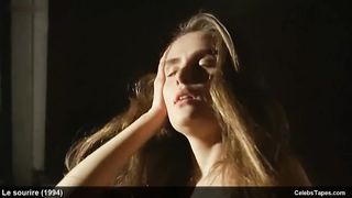 Голая Эмманюэль Сенье грубо трахается в эротической драме «Улыбка»