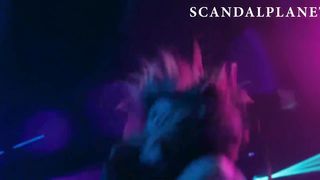 Дженнифер Лопес танцует вокруг шеста в фильме «Стриптизёрши»