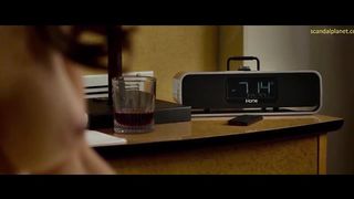 Голая Надин Веласкес курит после секса с Дензелом Вашингтоном в фильм «Экипаж»