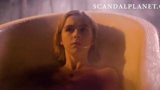 Кирнан Шипка лежит голышом в ванной среди леса в сериале «Сабрина»