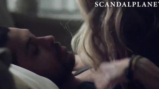 Голая Доун Оливери в секс сцене из фильма «Кого это может заботить»