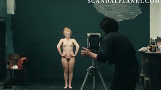 Голая Валери Мересс сверкает грудью и мохнаткой в фильме «Одна поёт, другая нет»