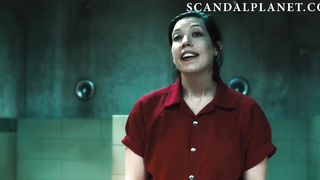 Голая Гайте Янсен спасена от жесткой ебли в тюремной душевой в сериале «Джетт»