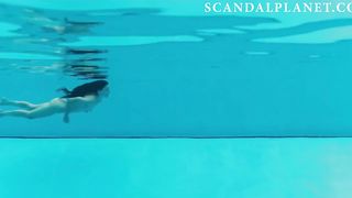 Раздетая Елена Анайя плавает в бассейне в сцене из сериала «Джетт»
