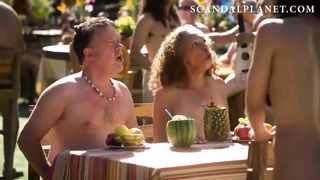 Голая Айми Гарсиа на вечеринке нудистов в сериале «Люцифер»