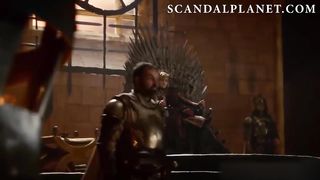 Король унижает Софи Тёрнер в грубой сцене из «Игры престолов»