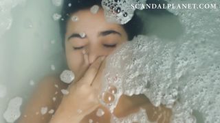 Голая Паулина Гайтан погружается под воду в сериале «Стражи Дьявола»