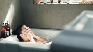 Голая Паулина Гайтан погружается под воду в сериале «Стражи Дьявола»