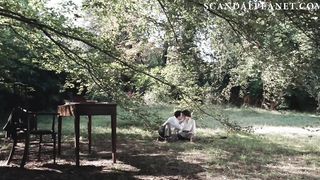 Секс сцена в саду с Линдой Кариди в биографической драме «Антония»