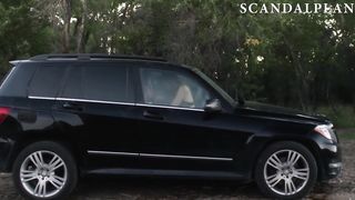 Скотти Томпсон трахается с бойфрендом в машине в сцене из триллера «Сломленный призрак»