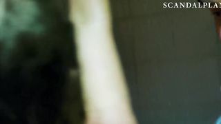 Голая Софи Порро в душе с двумя парнями в сцене из фильма «Открытое море»