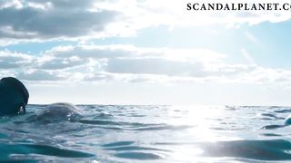 Голая Эльза Патаки купается в море в откровенной сцене из сериала «Страна приливов»