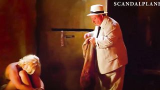 БДСМ сцена с Элли Черч и Мэдлин Брамби в ужастике «Франкенштейн создавший байкеров»