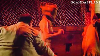БДСМ сцена с Элли Черч и Мэдлин Брамби в ужастике «Франкенштейн создавший байкеров»