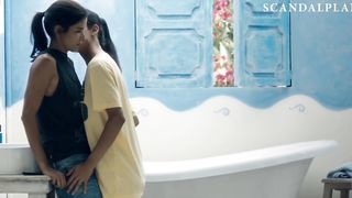 Данай Гарсия и Патрисия Веласкес целуются в мелодраме «Лиз в сентябре»