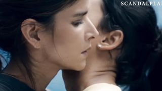 Данай Гарсия и Патрисия Веласкес целуются в мелодраме «Лиз в сентябре»