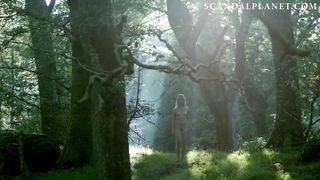 Голая Ида Нильсен целуется в лесу с воином в сериале «Викинги»
