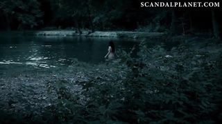 Хейли Этвелл раздевается ночью у речки в сцене из сериала «Столпы земли»