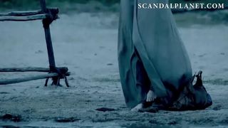 Голая Гайя Вайсс прогуливается у озера в сцене из сериала «Викинги»