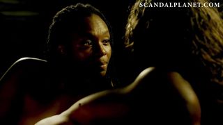 Голая негритянка Зету Дломо целуется с матросом в сериале «Черные паруса»