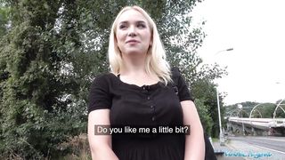 Сисястая россиянка заработала бабло, трахнувшись с пикапером под мостом