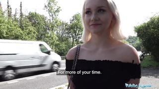 Блонди в юбке берет деньги за секс с публичным агентом в лесу