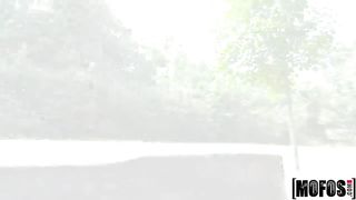 Черри Кисс берет за щеку пикаперский хрен в парке перед сексом