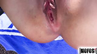 Черри Кисс берет за щеку пикаперский хрен в парке перед сексом