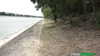 Туристка отсосала пикаперский стояк перед камерой на берегу озера