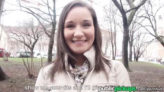 Девка из Праги ради денег и работы ебется с пикапером в офисе