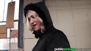 Молодая европейка в черной куртке согласна сосать пикаперский хуй за лавэ